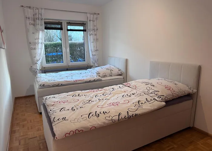 Wagner - Erdgeschoss - Naehe Festspielhaus - 2 Schlafzimmer - Boxspringbetten - Grosse Kueche - Dusche - Badewanne - Extra Wc - Terrasse Apartament Bayreuth