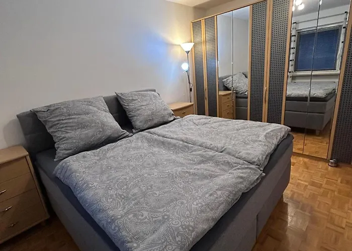Wagner - Erdgeschoss - Naehe Festspielhaus - 2 Schlafzimmer - Boxspringbetten - Grosse Kueche - Dusche - Badewanne - Extra Wc - Terrasse Apartment Bayreuth