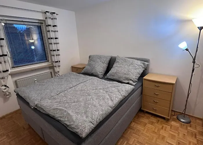 Wagner - Erdgeschoss - Naehe Festspielhaus - 2 Schlafzimmer - Boxspringbetten - Grosse Kueche - Dusche - Badewanne - Extra Wc - Terrasse *