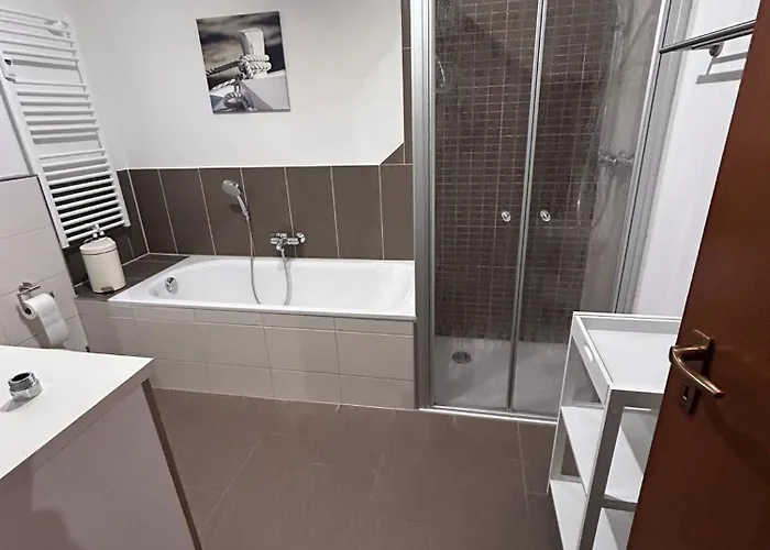Apartment Wagner - Erdgeschoss - Naehe Festspielhaus - 2 Schlafzimmer - Boxspringbetten - Grosse Kueche - Dusche - Badewanne - Extra Wc - Terrasse Bayreuth