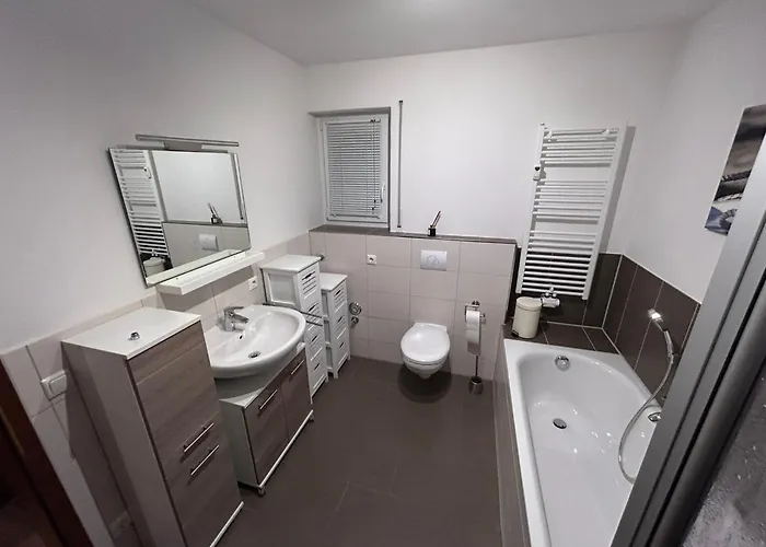 Apartment Wagner - Erdgeschoss - Naehe Festspielhaus - 2 Schlafzimmer - Boxspringbetten - Grosse Kueche - Dusche - Badewanne - Extra Wc - Terrasse Bayreuth