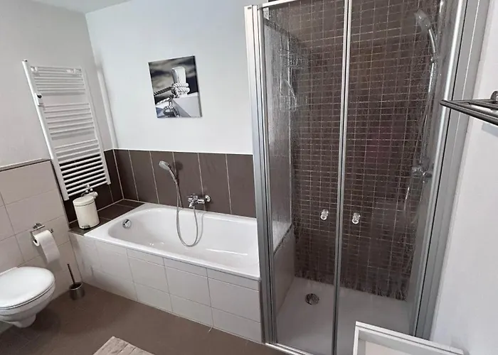 Apartment Wagner - Erdgeschoss - Naehe Festspielhaus - 2 Schlafzimmer - Boxspringbetten - Grosse Kueche - Dusche - Badewanne - Extra Wc - Terrasse