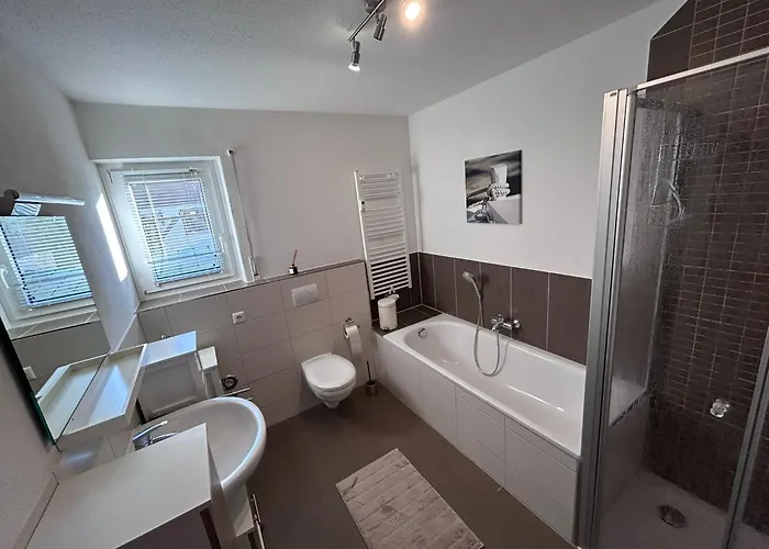 Wagner - Erdgeschoss - Naehe Festspielhaus - 2 Schlafzimmer - Boxspringbetten - Grosse Kueche - Dusche - Badewanne - Extra Wc - Terrasse Apartament