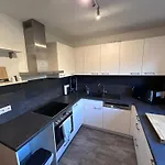 Wagner - Erdgeschoss - Naehe Festspielhaus - 2 Schlafzimmer - Boxspringbetten - Grosse Kueche - Dusche - Badewanne - Extra Wc - Terrasse