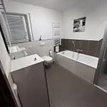 Wagner - Erdgeschoss - Naehe Festspielhaus - 2 Schlafzimmer - Boxspringbetten - Grosse Kueche - Dusche - Badewanne - Extra Wc - Terrasse Apartament *