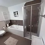 Apartament Wagner - Erdgeschoss - Naehe Festspielhaus - 2 Schlafzimmer - Boxspringbetten - Grosse Kueche - Dusche - Badewanne - Extra Wc - Terrasse