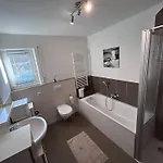 Wagner - Erdgeschoss - Naehe Festspielhaus - 2 Schlafzimmer - Boxspringbetten - Grosse Kueche - Dusche - Badewanne - Extra Wc - Terrasse Apartament