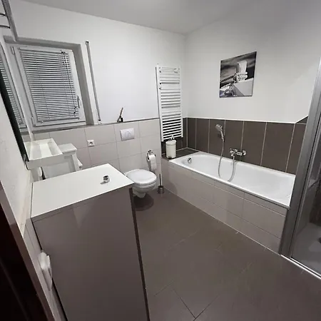 Wagner - Erdgeschoss - Naehe Festspielhaus - Free-wifi - Schlafzimmer - Boxspringbetten - Grosse Kueche - Dusche - Badewanne - Extra Wc - Terrasse - Dtv-zertifiziert Apartmán *