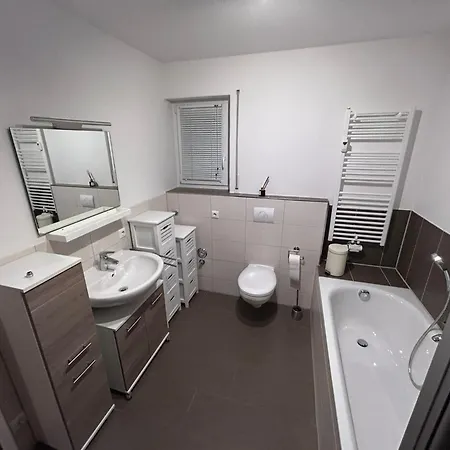 Daire Wagner - Erdgeschoss - Naehe Festspielhaus - Free-wifi - Schlafzimmer - Boxspringbetten - Grosse Kueche - Dusche - Badewanne - Extra Wc - Terrasse - Dtv-zertifiziert Bayreuth