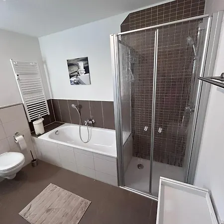شقة Wagner - Erdgeschoss - Naehe Festspielhaus - Free-wifi - Schlafzimmer - Boxspringbetten - Grosse Kueche - Dusche - Badewanne - Extra Wc - Terrasse - Dtv-zertifiziert