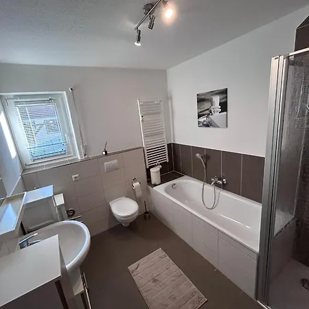 Wagner - Erdgeschoss - Naehe Festspielhaus - Free-wifi - Schlafzimmer - Boxspringbetten - Grosse Kueche - Dusche - Badewanne - Extra Wc - Terrasse - Dtv-zertifiziert شقة