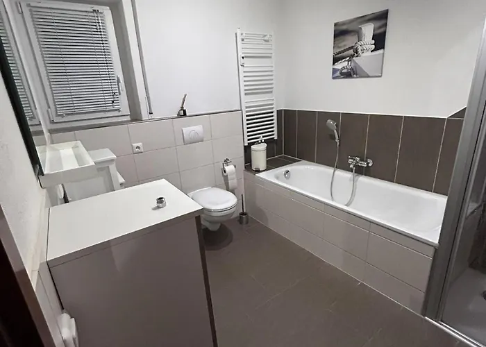 Wagner - Erdgeschoss - Naehe Festspielhaus - 2 Schlafzimmer - Boxspringbetten - Grosse Kueche - Dusche - Badewanne - Extra Wc - Terrasse Apartamento *